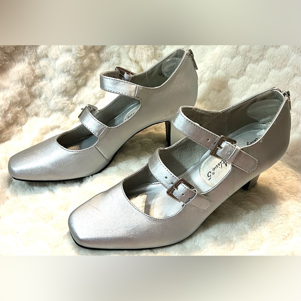 Easy street silver satin Mary Jane buckled adjustable strap women’s size 7.5M - Picture 2 of 13